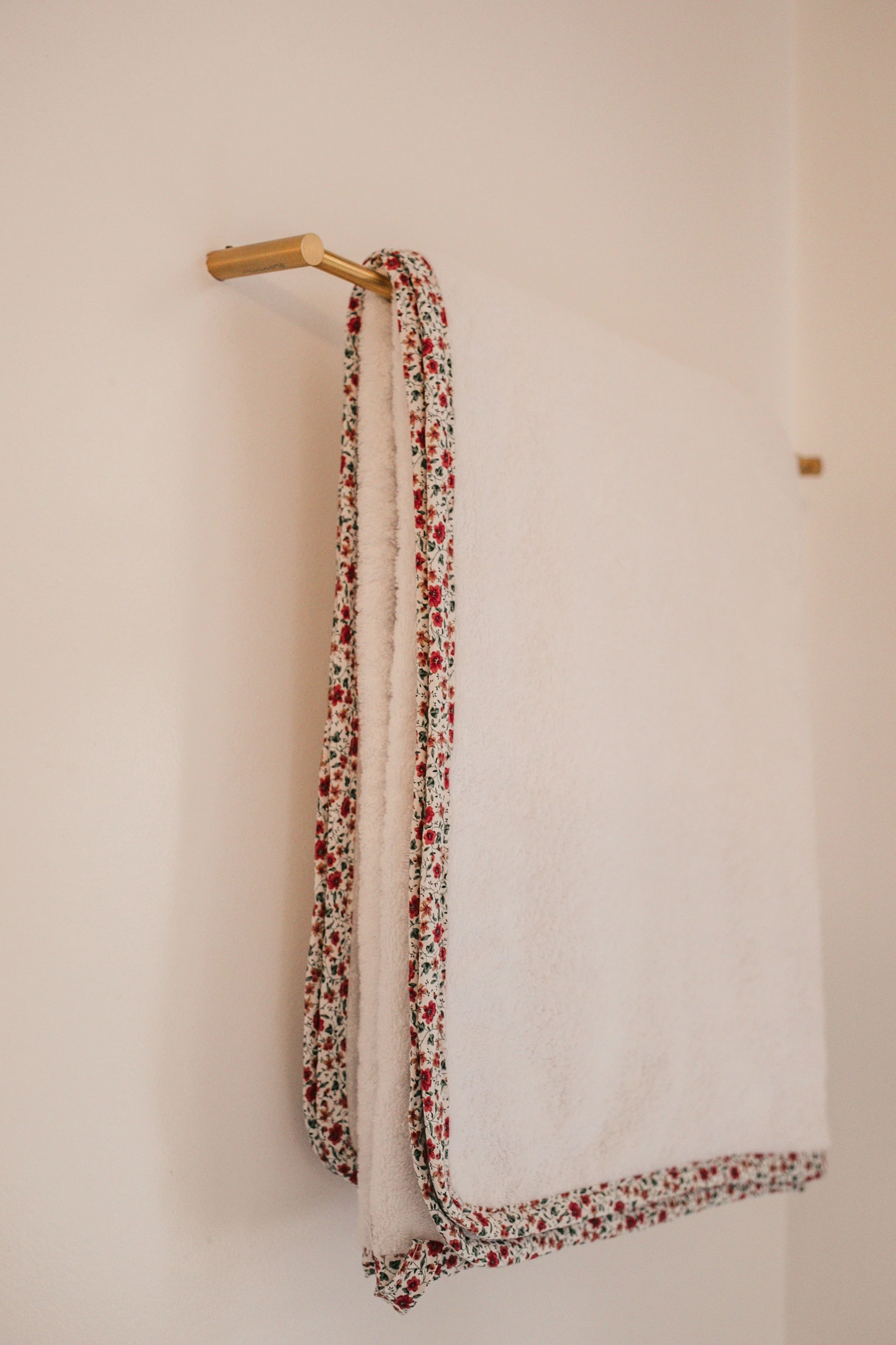 Toalla Maxi Flor Carmín - Image 3